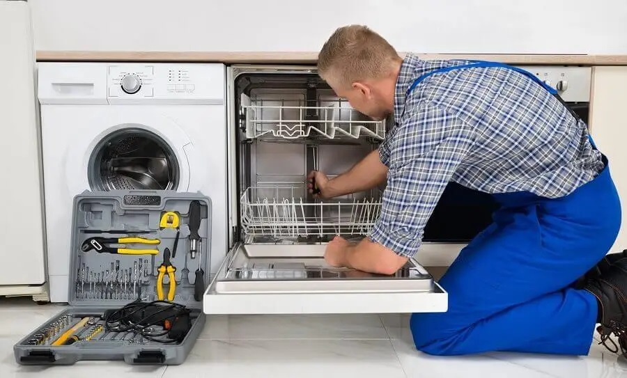Evren Sharp servisi teknisyen ekibi beyaz eşya tamiri yaparken